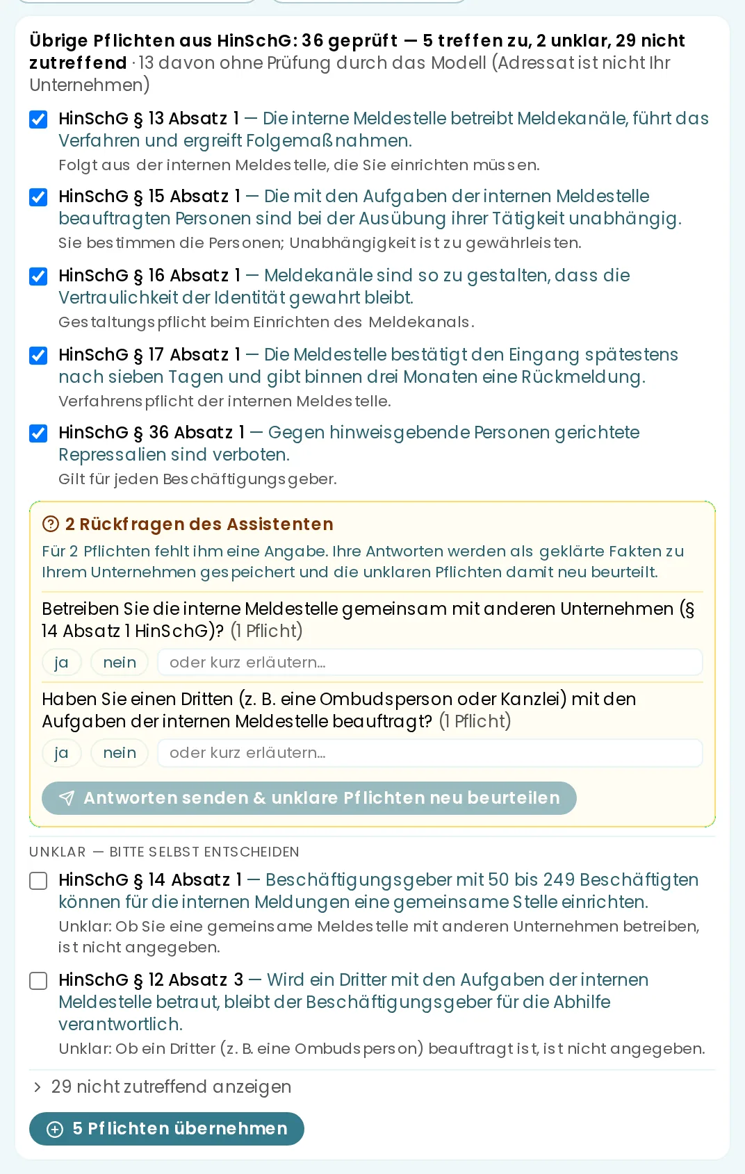 Pflichten-Assistent: Block „Übrige Pflichten aus HinSchG: 36 geprüft — 5 treffen zu, 2 unklar, 29 nicht zutreffend, 13 davon ohne Prüfung durch das Modell“, zutreffende Pflichten mit Begründung, Rückfragen-Box mit zwei Ja/Nein-Fragen, unklare Pflichten zur eigenen Entscheidung und Knopf „5 Pflichten übernehmen“
