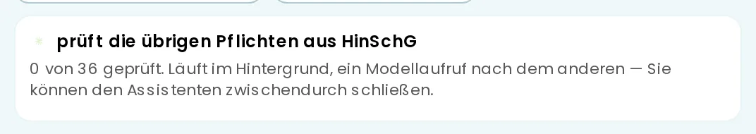 Pflichten-Assistent: Hinweis „prüft die übrigen Pflichten aus HinSchG — 0 von 36 geprüft. Läuft im Hintergrund, ein Modellaufruf nach dem anderen — Sie können den Assistenten zwischendurch schließen.“